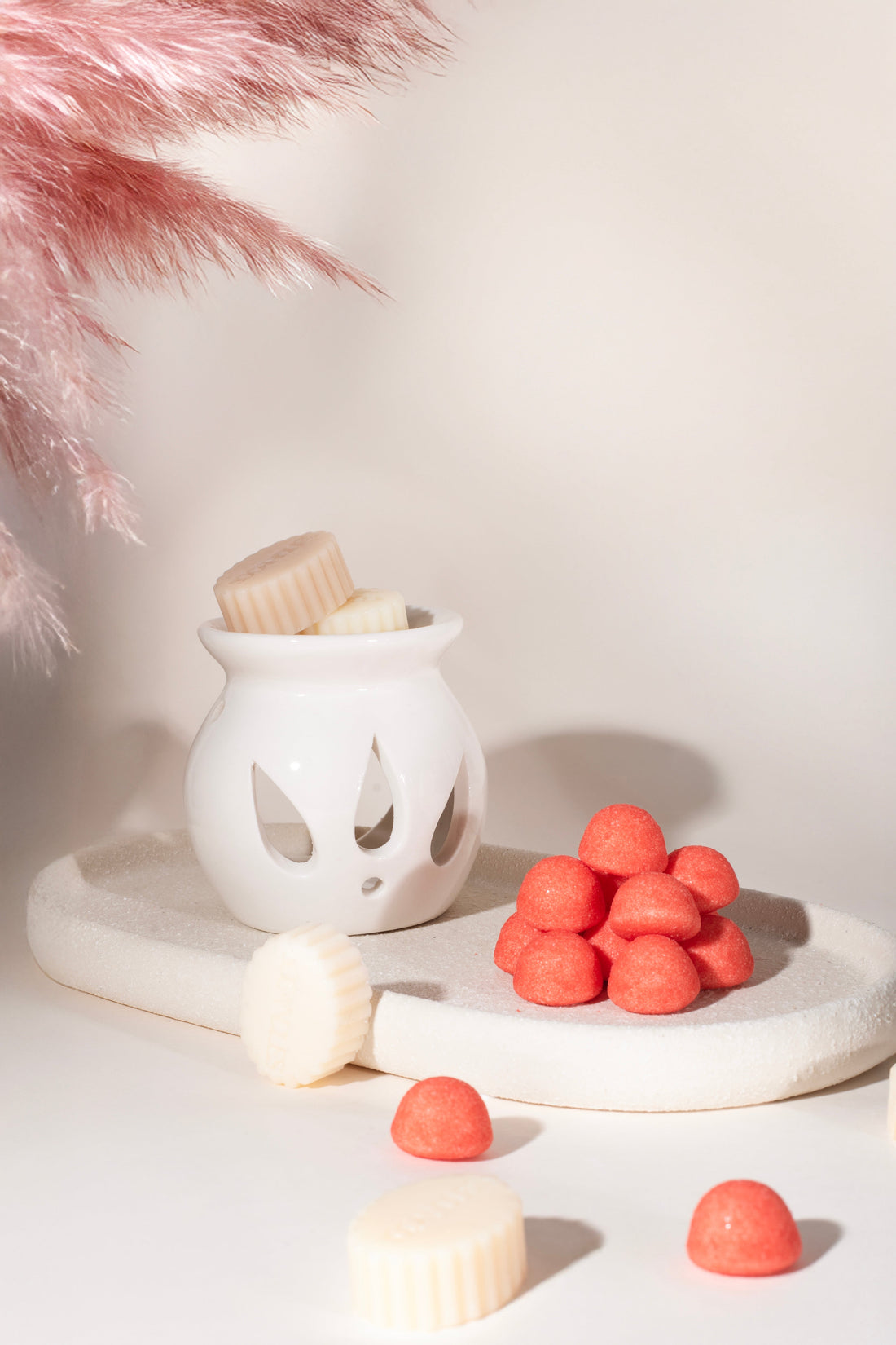 Fondant parfumé SOCANDLES fondant dans la coupelle d'un brûle-parfum minimaliste en céramique