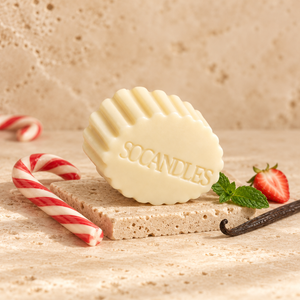 Fondant parfumé Bonbon menthe SOCANDLES sur travertin avec un décor de sucre d’orge.