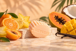 Fondant parfumé Hawaï SOCANDLES entouré de fruits exotiques, de noix de coco et de vanille