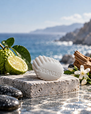 Fondant parfumé L’Homme SOCANDLES gris clair dans une ambiance marine et boisée