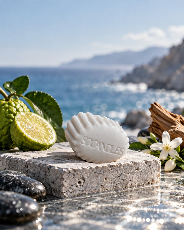 Fondant parfumé L’Homme SOCANDLES gris clair dans une ambiance marine et boisée