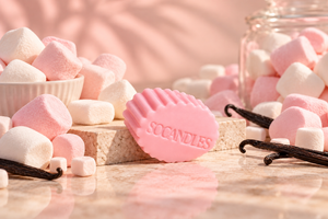 Fondant parfumé Marshmallow rose bonbon gravé SOCANDLES, décor de guimauves